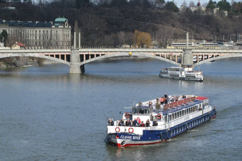 Prague Combo: Castle Interiors, Bus and Free Boat